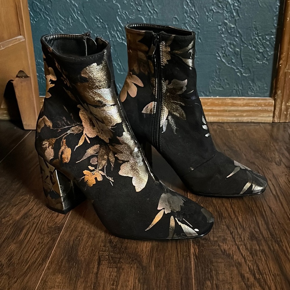 Black Metallic Detail Lulu’s Bootie - 8w